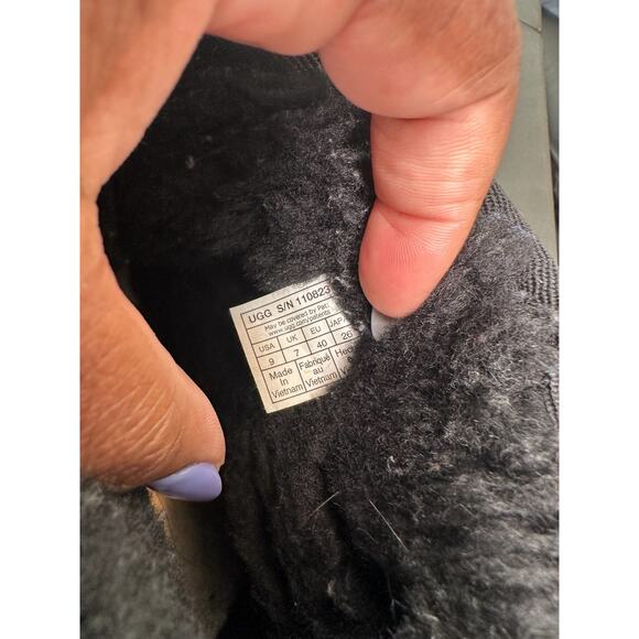 Ugg Black Women's Suede Sherpa Lined Classic Mini Rubber Logo Boot Size 9 - Picture 2 of 11